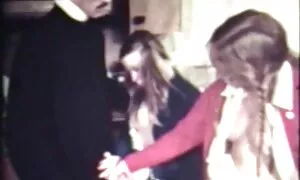 Một cô gái châu Á đặt một chiếc nhẫn trên người yêu phim sex nhat ban gai xinh khong che của mình và bắt đầu liếm nó. Một thành viên của Đỏ, rõ ràng là do thực tế là anh ta đeo một chiếc nhẫn, trì hoãn xuất tinh. Loại châu Á, ngăm đen, tất Niên, Tình dục bằng Miệng.