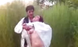 Hứng tình, con trai say đắm liếm cơ thể của một cô gái tóc vàng. Loại gái momma trẻ. clip sex gai nhat