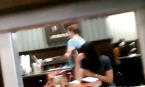 Khiêu sex nhat ban xinh dâm video của giả và một người đàn ông trẻ trong biến xé nhau trong hậu môn. Loại trans / vợ.
