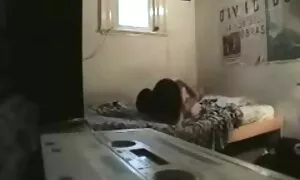 Tóc đỏ mát-xa hộ cơ thể đẹp của cô, khách hàng và vàng với anh ta. Hắn khéo léo làm việc với lông trên cơ thể của mình và bắt đầu đột quỵ dương vật của mình. Các lỗ nó trong miệng và sau đó ngồi dit nhau voi gai xinh nhat ban trên hàng đầu của cô ấy.
