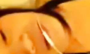 Khiêu gai nhat xinh dâm Video cô gái trẻ tát trong lòng bàn tay trong âm đạo. Loại cạo, thủ dâm, đức dâm, ngón tay, chỉ có cô gái.